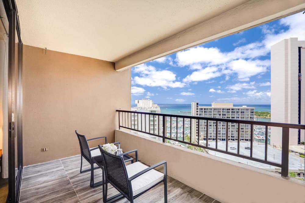 Waikiki Condo | Monthly- Discovery Bay 2203 Ocean/Sunset/Marina/City Views - Q Bed/Twin Sofabed
