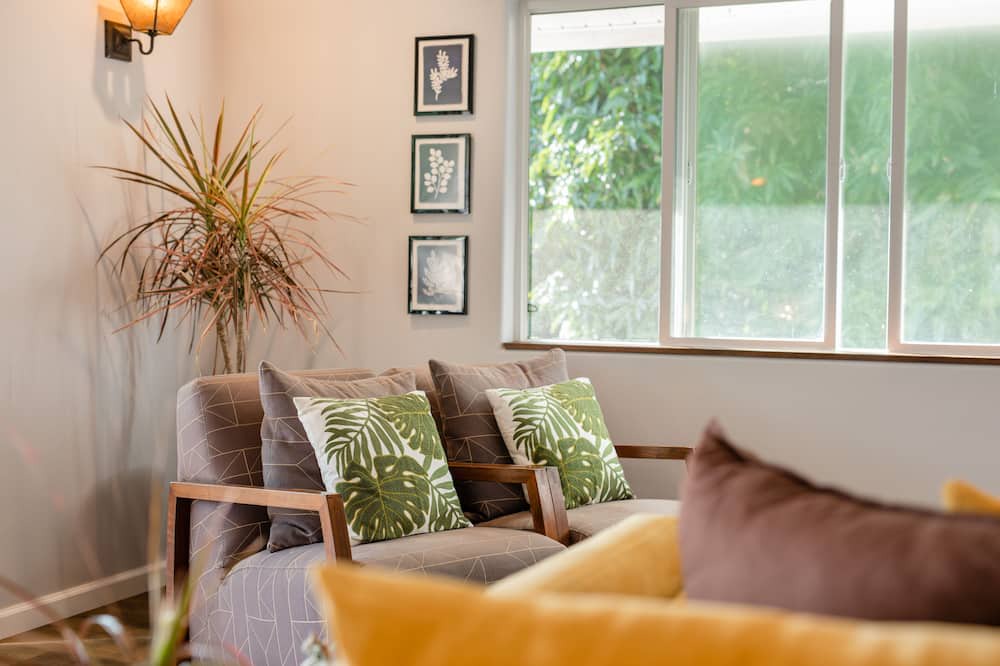 Kalaoa House | New Listing- Hale Aka'ula, house of the red sunset