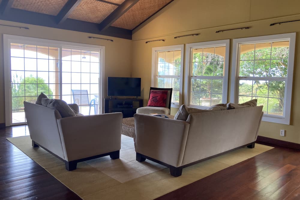 Ninole House | 6.5 acres Oceanfront Estate with180-degree views of the deep blue Pacific Ocean!