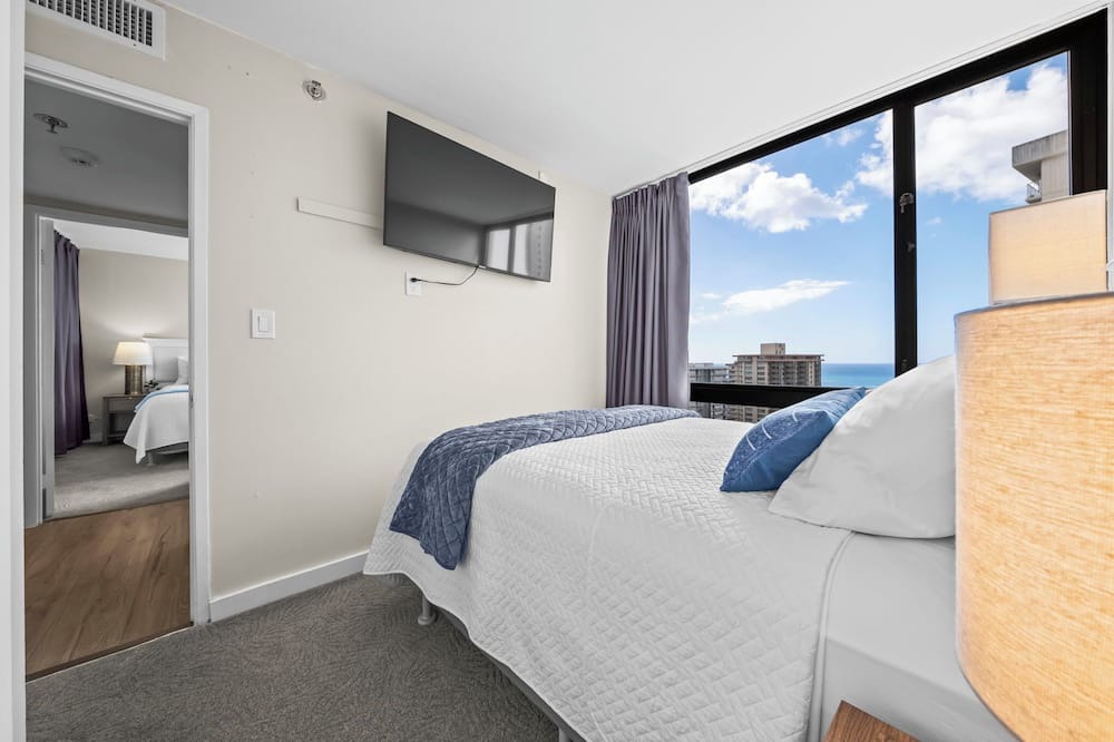 Waikiki Hotel | Renovated - Diamond Head and Ocean Views! - FREE Parking - 1 Block to Beach