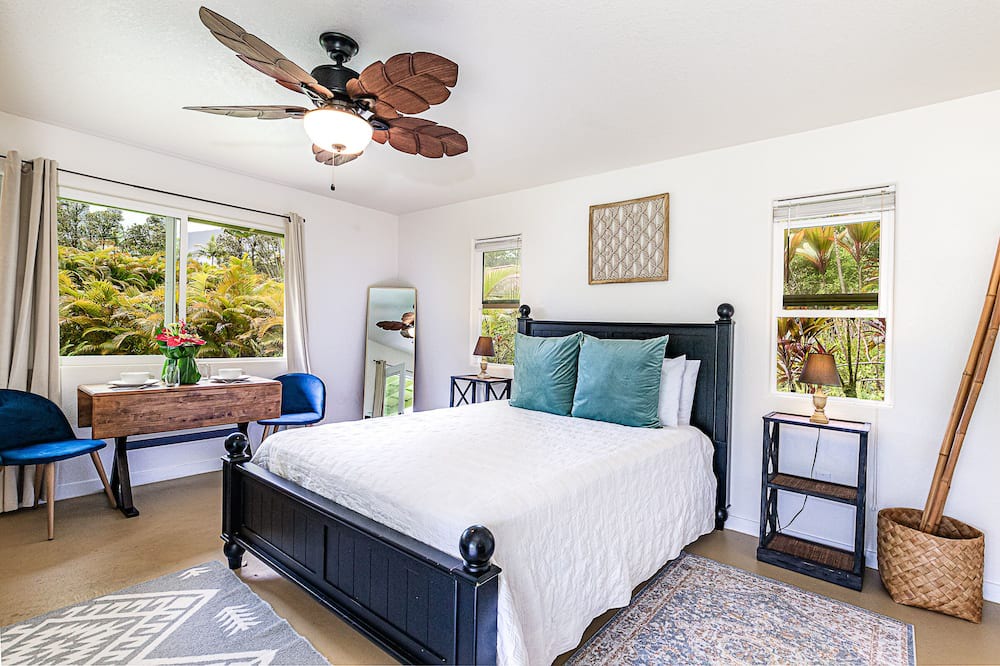Keaau Cabin | Jungle Studio - Cute and Cozy w/Queen Bed, Wifi, Full Bathroom