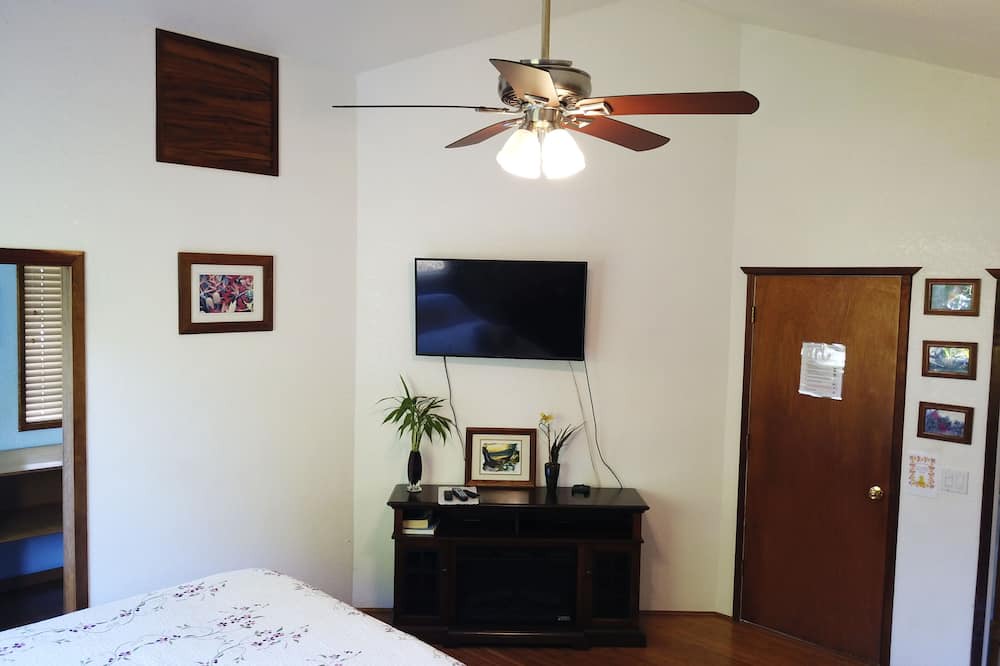 Hilo Bed & Breakfast | King room ensuite is spacious , relaxing, quiet space with a homey atmosphere.
