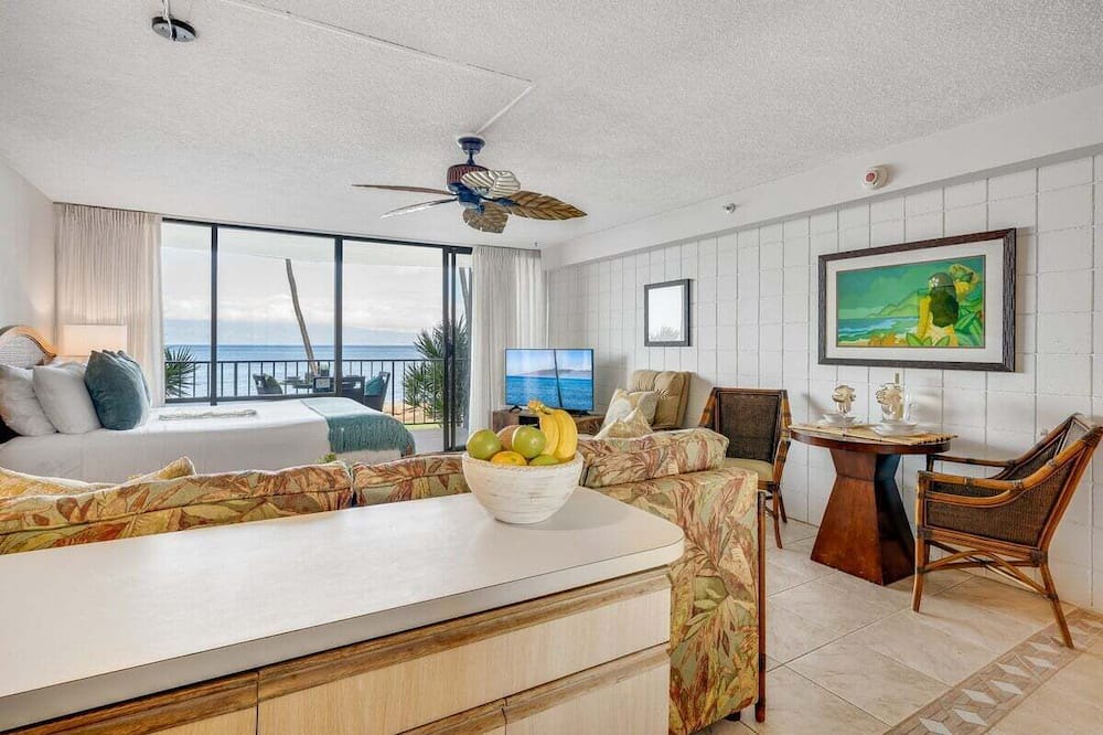 Kahana Condo | OceanFront Studio w Pool -Valley Isle 206