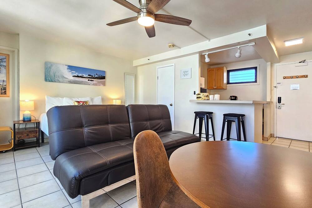 Waikiki Apartment | Suite 422 at the Waikiki Grand Hotel® Queen Bed & SofaBed