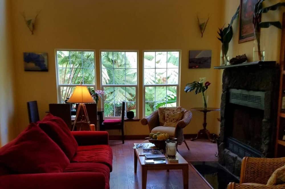 Volcano House | B&B: Royal Orchid Suite mins from Volcanoes National Park