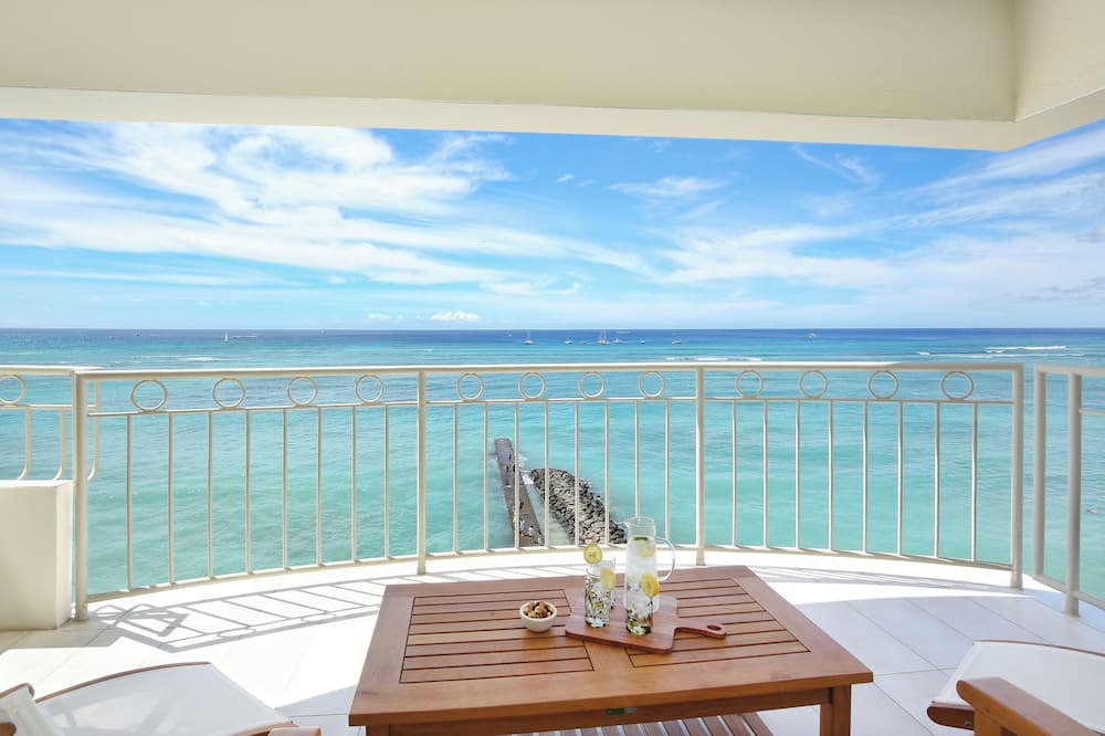 Waikiki Condo | LUXURY DIRECT OCEANFRONT! Fully Renovated! Free Parking! Sleeps 6
