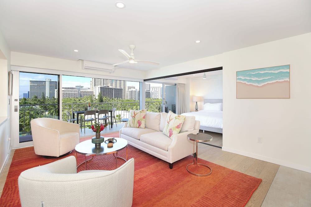 Waikiki Condo | Gorgeous BEACHFRONT Condo with Fabulous Ocean Views! Fully Renovated!