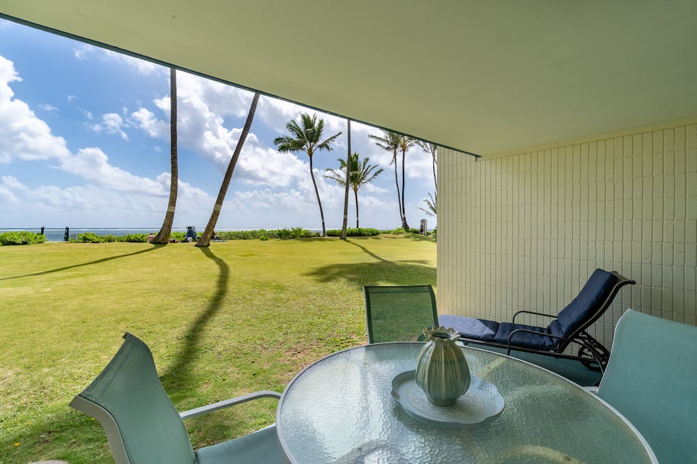 Punaluu Condo | Oceanfront & Ground floor- sleep to the sound of waves!