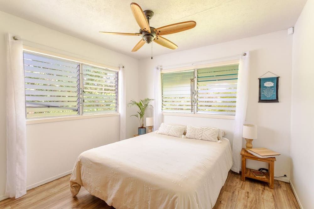 Keaau House | Open spacious Kitchen/Living Room, 800 sq ft deck, 8 blocks from the ocean