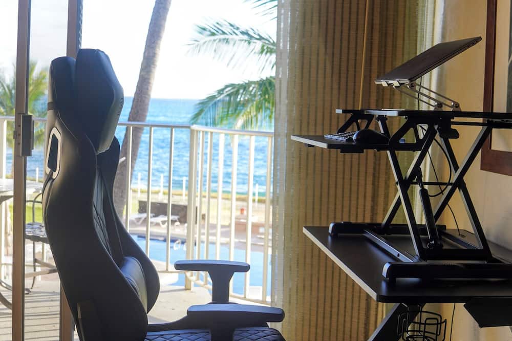 Maili House | Upgraded Makaha remote work and surf oceanfront condo