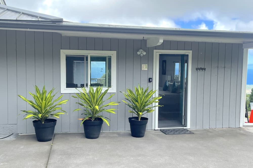 Kailua-Kona Apartment | Beautiful Hawaiian Studio with Panoramic Views