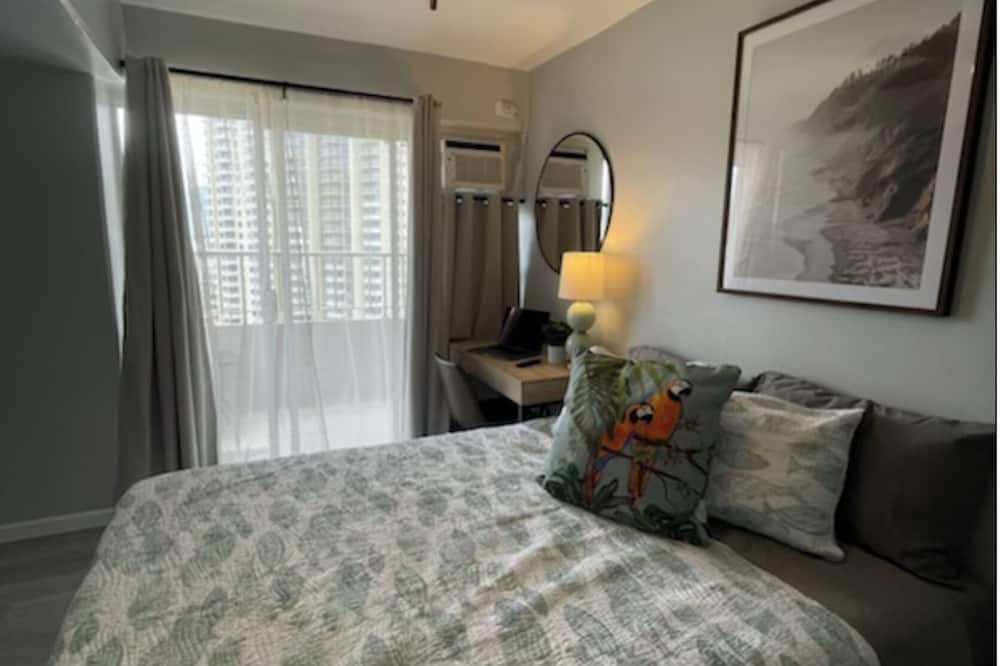 Waikiki Condo | Penthouse Studio in Waikiki - 25% Off Monthly Stays!