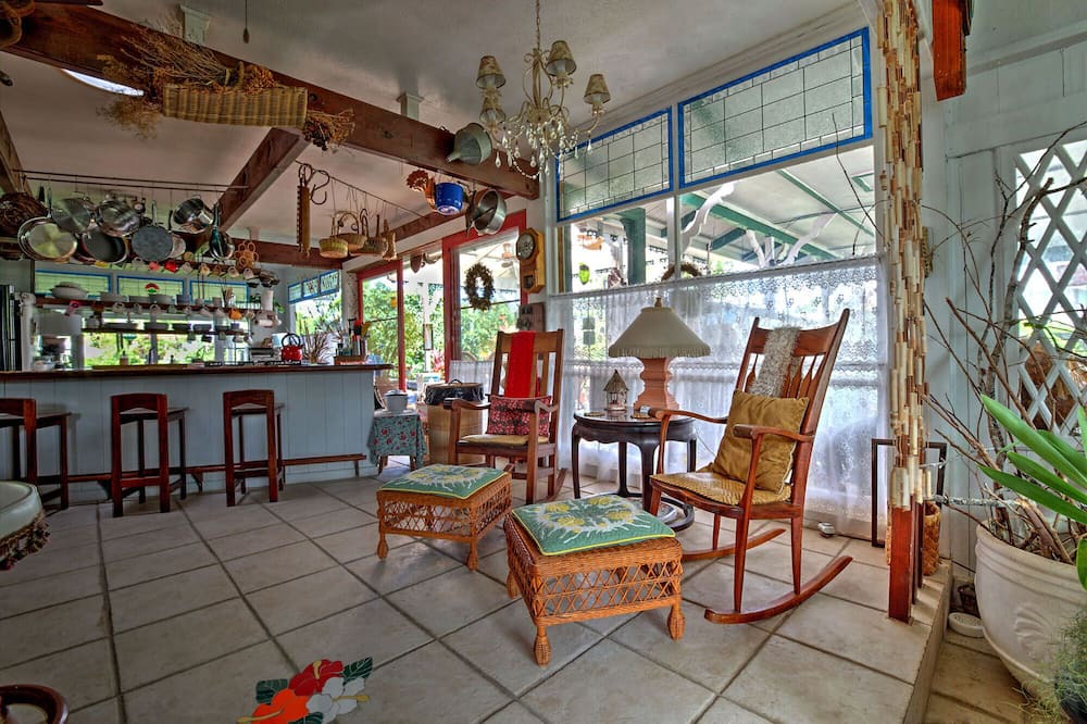 Hilo House | Hale Kawehi BnB Guesthouse In Quaint Downtown Hilo, Hawaii. PL-USE-2022-000007