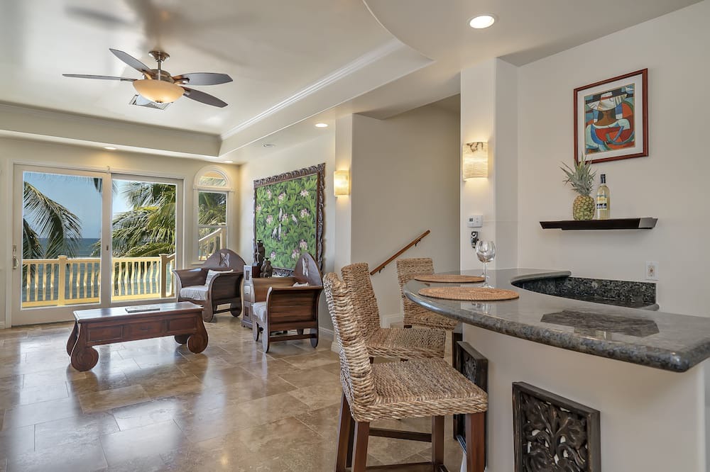 Mokuleia House | Large Family Retreat on Calm Swimming Beach, A/C