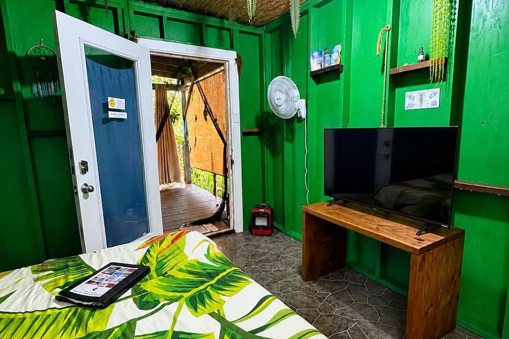 Eden Roc Cabin | Off-Grid Cabin with Volcano Alerts & Rescue Dogs