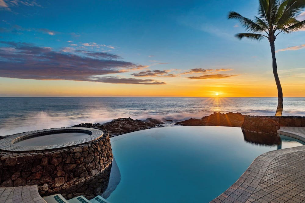 Kailua-Kona House | Ali'i Point #9: Lavish Oceanfront Home w/Pool & Spa- Relax & Watch the Waves