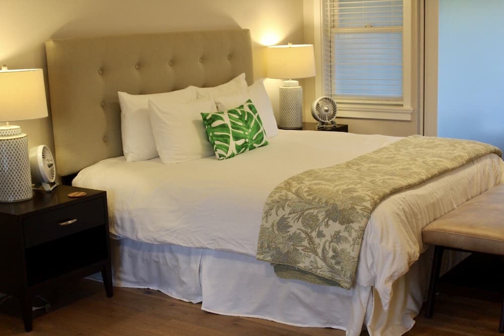 Kahala Apartment | Steps to Kahala Beach, quiet, King bed, patio, parking, A/C, kitchenette & BBQ