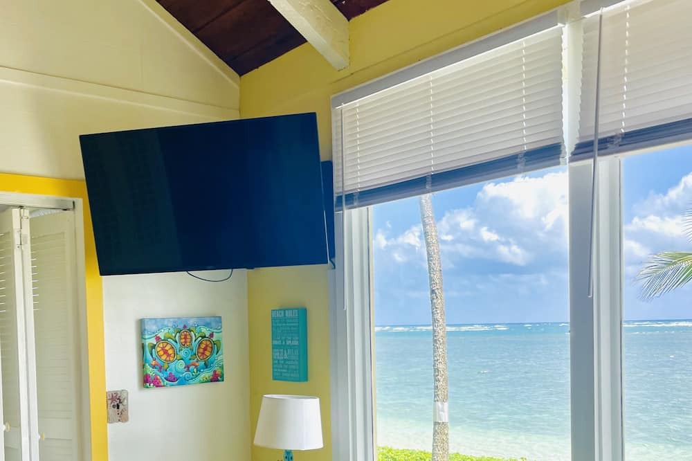 Punaluu Cottage | Breathtaking Ocean Views Beach Cottage
