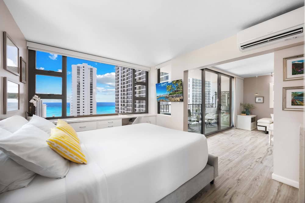 Waikiki Condo | Ocean-view corner suite w/pool & parking