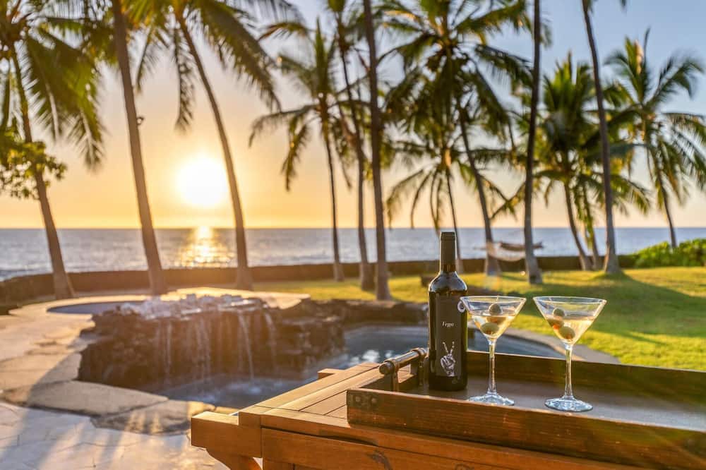 Kailua-Kona Villa | Ultra private oceanfront gated compound with pool & spa just minutes from town.