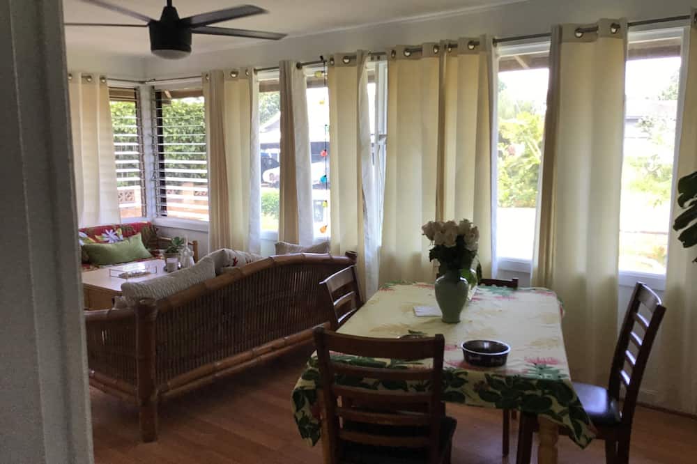 Waialee Bed & Breakfast | Clean single room across the street from the beach. 5 min walk to Historic town