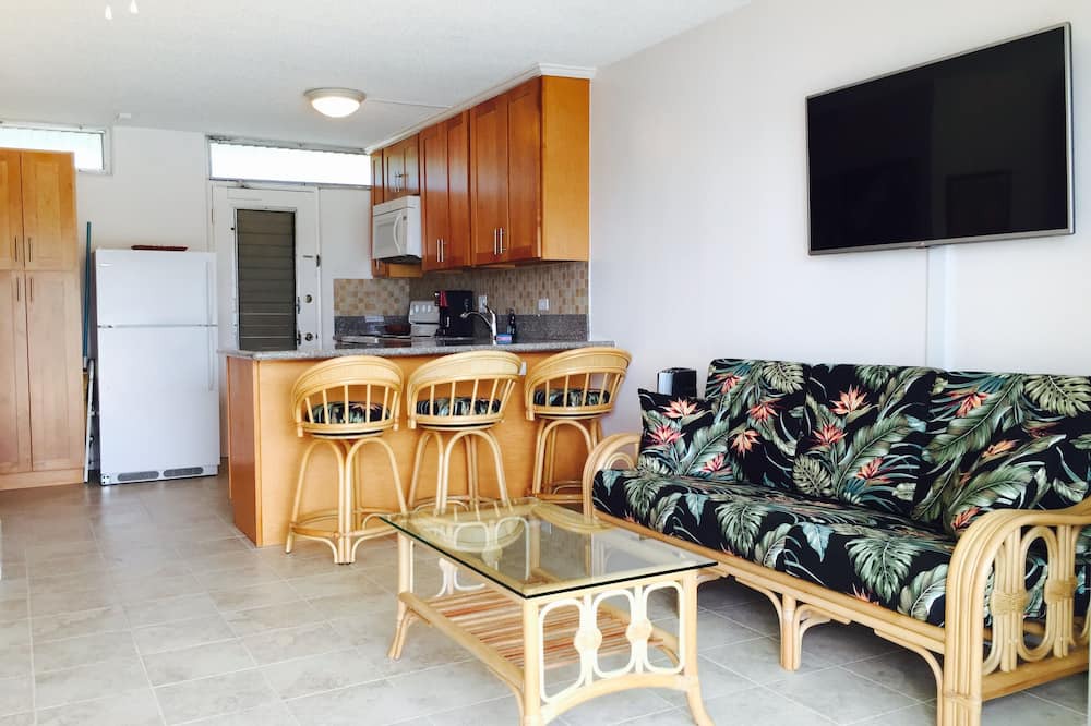 Makaha Condo | Beachfront Studio located on the 5th floor overlooking Makaha Beach.