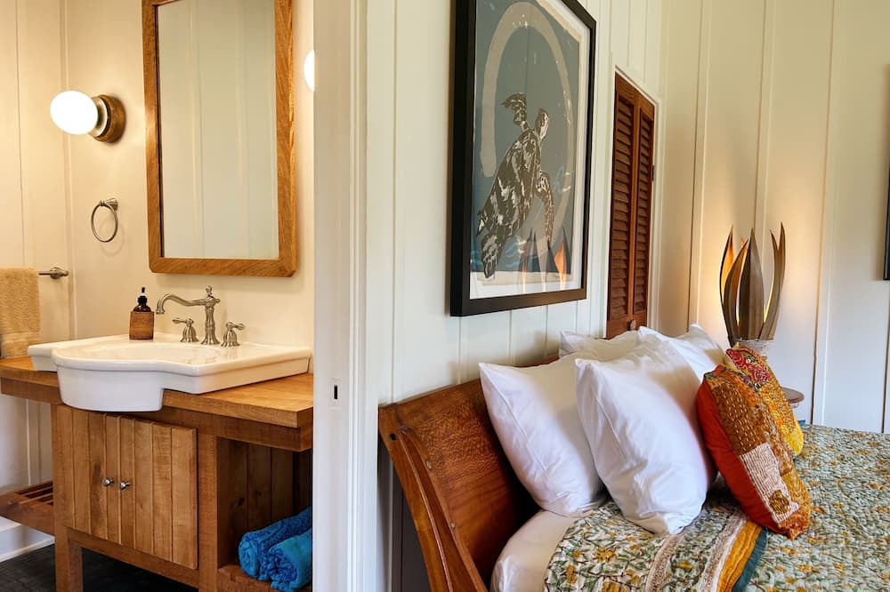 Kaunakakai Cottage | Rustic retreat with panoramic views, tropical gardens, & biodynamic produce!