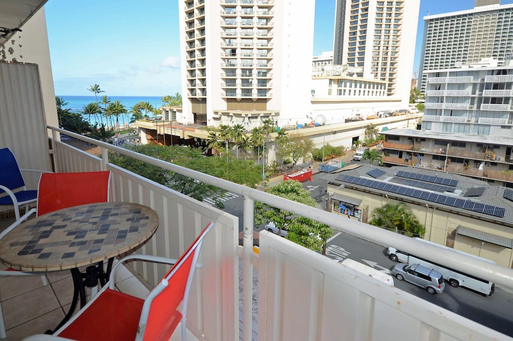Waikiki Apartment | Sea Shore 75 Steps from Waikiki Beach and Sleeps 1 - 3!