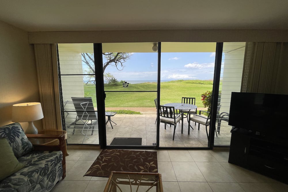 Kihei Condo | Waiohuli Beach Hale #D-127 Direct Oceanfront Complex in Kihei, Steps to Beach