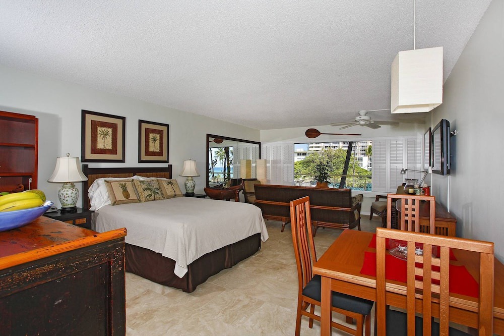 Diamond Head - Kapahulu - St. Louis Condo | Beachfront Diamond Head views, Quiet End of Waikiki with Swimming/Surfing!