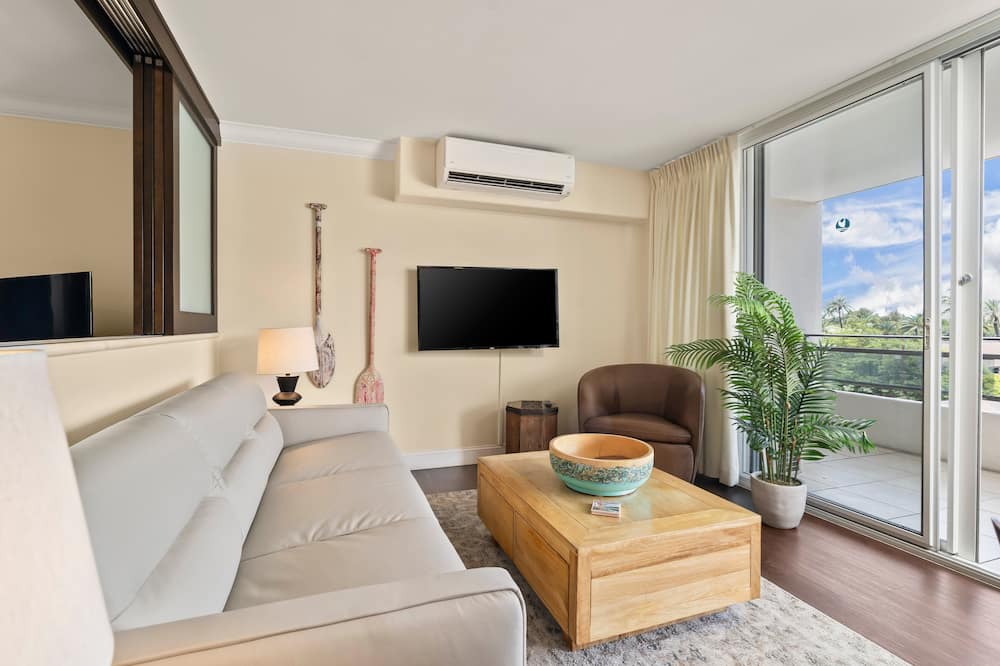 Waikiki Condo | Central Waikiki! Large lanai, close 2 beach! Fireworks! WASHLET! Sleeps 6!