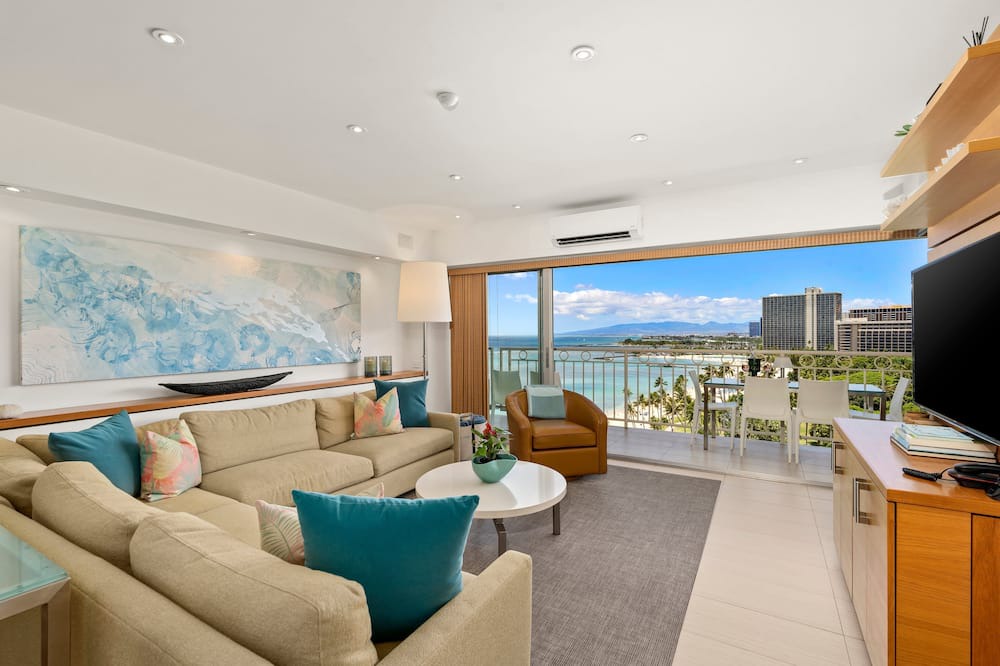 Waikiki Condo | Luxurious Beachfront Condo with Spectacular Ocean Views! FREE Parking!