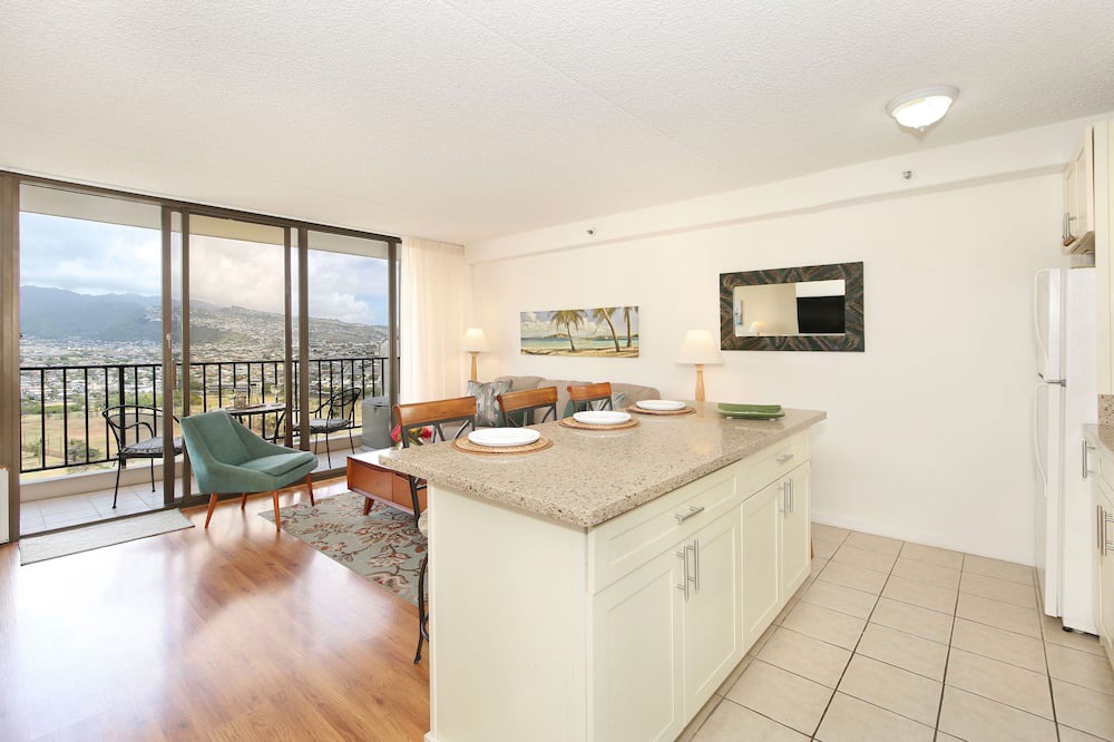 Waikiki Condo | Mountain view deluxe vacation rental, AC, close to beach, WiFi, pool, parking