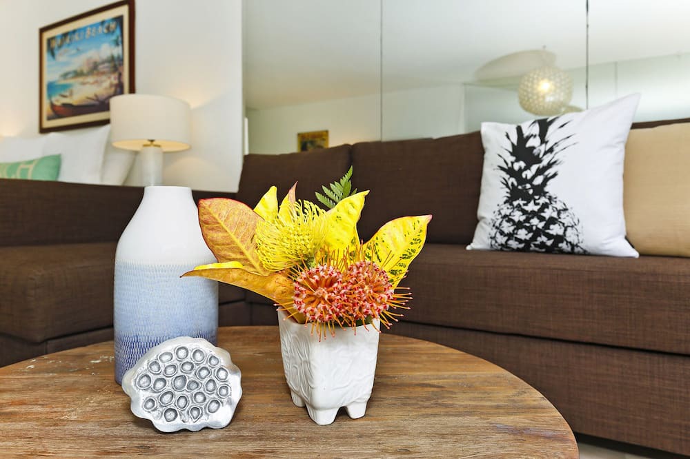 Diamond Head - Kapahulu - St. Louis Condo | Upgraded Beachfront Studio on Quiet Waikiki beach with Swimming/Surfing!
