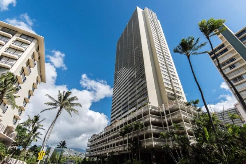 Waikiki Condo | Newly renovated cozy studio with huge lanai!