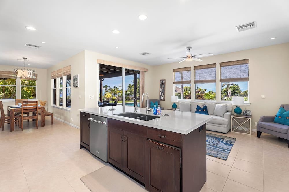 Kailua-Kona House | 🏖️Kona 4BR Home w/Pool, Ocean Views & AC