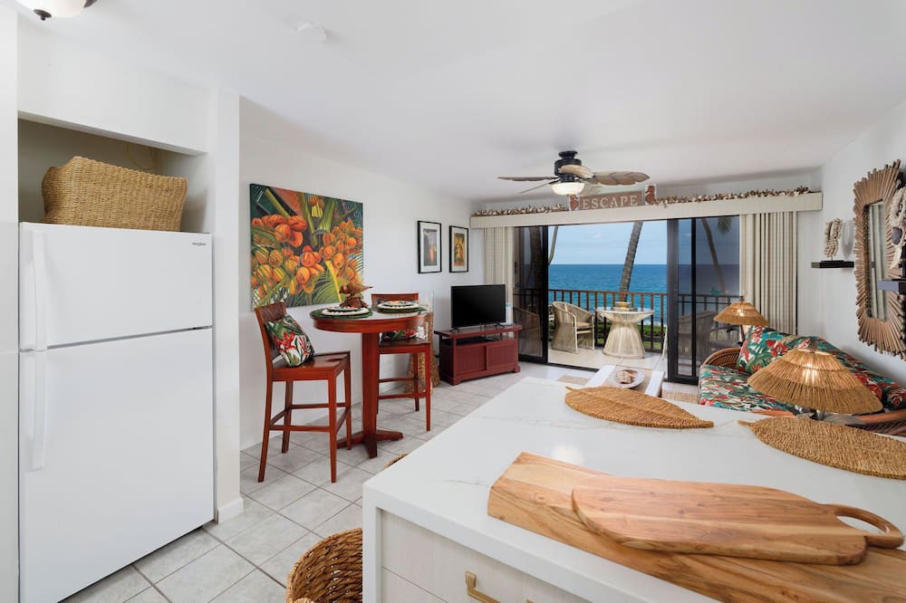 Kailua-Kona Condo | Kona Isle E23 DIRECT OCEAN FRONT, REMODELED, 2nd floor, Gorgeous 1/1