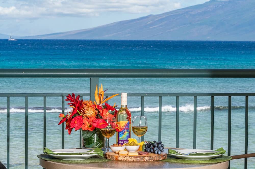 Honokowai Condo | Makani Sands #202 1brm Beachfront condo with balcony on the ocean