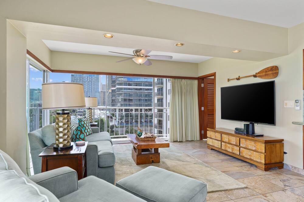 Waikiki Condo | Luxury 2-Bed/2-Bath Corner Waikiki Shore Condo w/Ocean Views! FREE Parking!