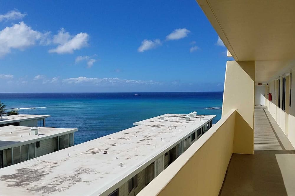 Diamond Head - Kapahulu - St. Louis Apartment | Diamond Head Beach - Large Studio - Queen Bed, Balcony, Ocean View, Ocean Access