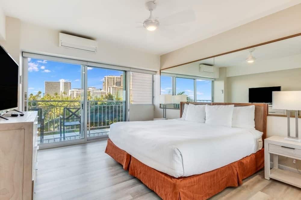 Waikiki Condo | Luxe Life on the Ocean’s Edge w/Wraparound Lanai, Kitchen–Waikīkī Shore 500