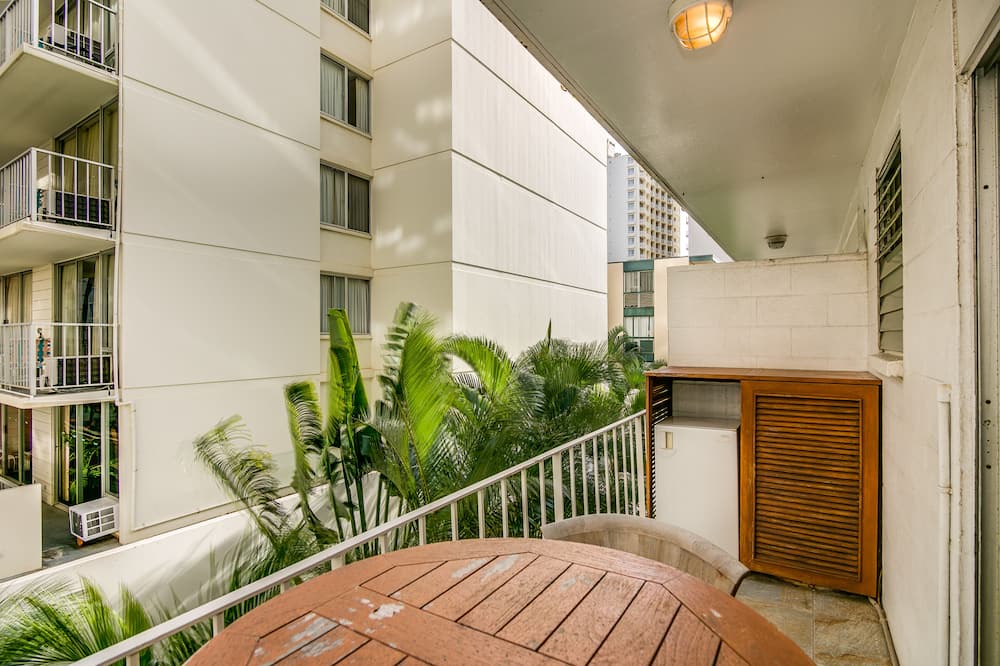 Waikiki Apartment | Surfer's Dream Condo w/Full Kitchen - Free Wifi, Sleeps 4