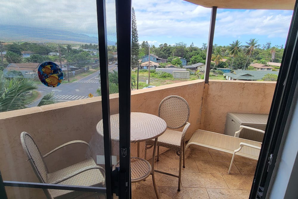 Kihei Condo | Maui Sunset B401 ~ 2 BR, 2 BA w/full kitchen, W/D and partial ocean views.
