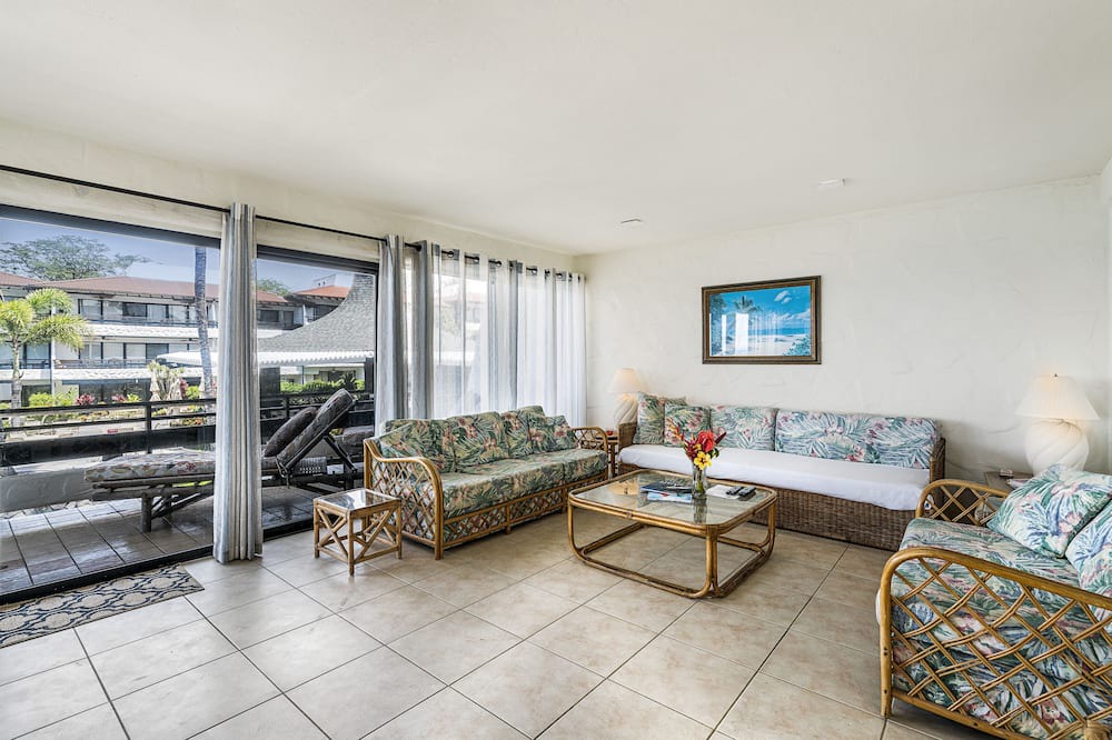 Kailua-Kona Condo | Casa De Emdeko 219 2 Bdrm DIRECT Ocean Front CORNER unit, Wrap around Lanai!