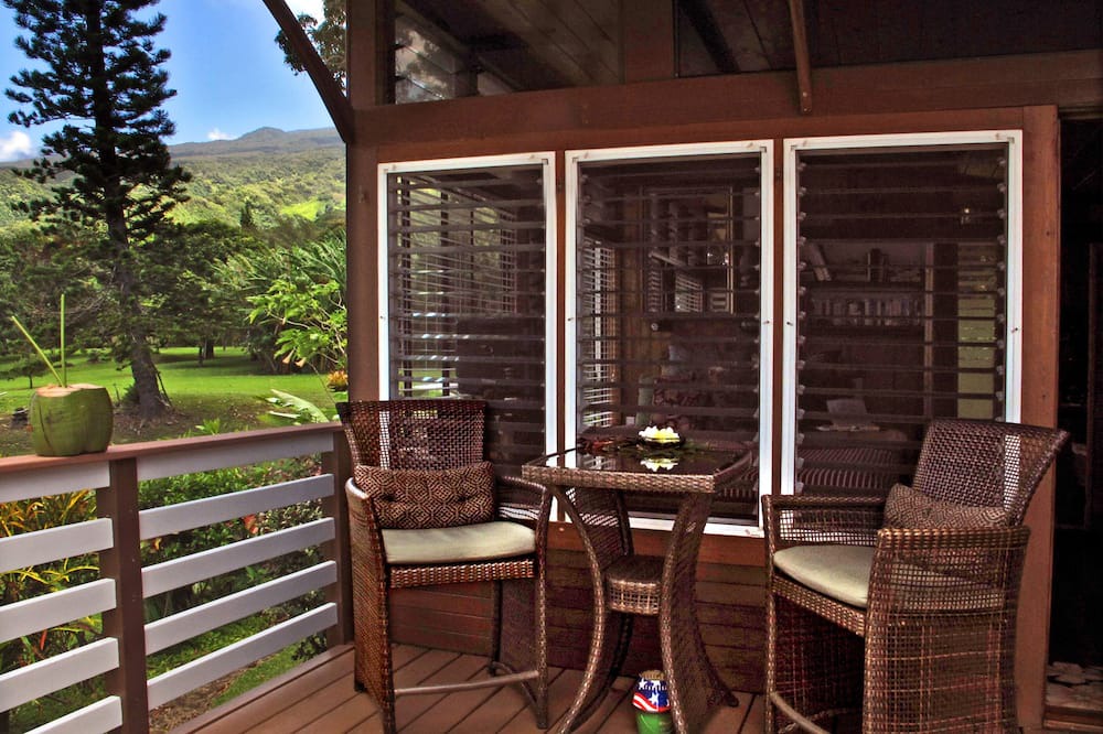 Hana Apartment | Couples & Honeymooners. Privacy & Romance! 7 Sacred Pools