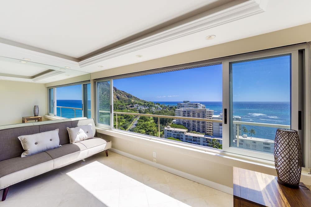 Diamond Head - Kapahulu - St. Louis Condo | Welcome To Unit #1806! Exquisitely Beautiful High Floor At The Colony Surf.