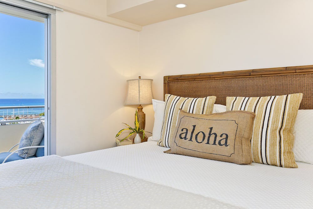 Waikiki Condo | Luxury Oceanside/Beauty, FREE Parking/Wi-Fi, 2/2, AC, W/D, Washlet, Sleeps 6