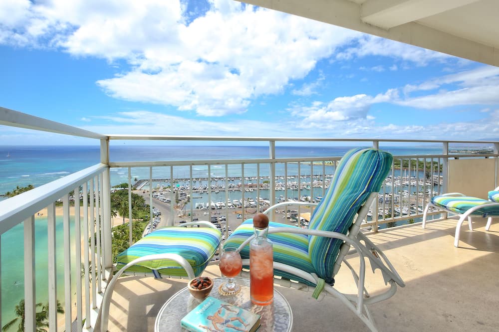 Waikiki Condo | Panoramic Ocean Views Remodel - FREE Parking/Wi-Fi, AC, Washlet, Sleeps 6