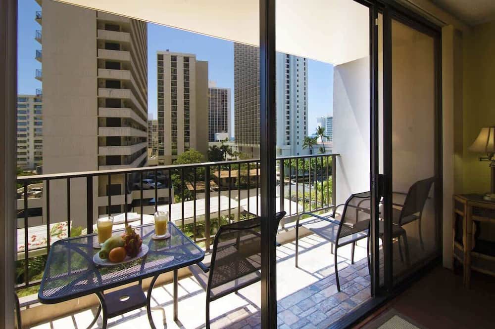Waikiki Condo | Sunset condo w/pool, gym & Diamond Head views