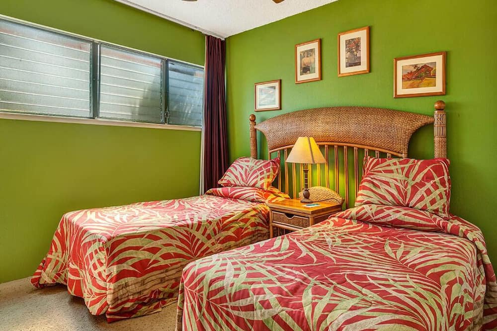Kaunakakai Condo | Bright Ocean View w/Lanai, Cable-TV, and WiFi–#220